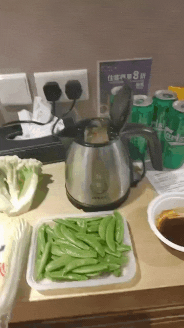 Cả đời cũng không dám dùng ấm siêu tốc của khách sạn khi thấy cảnh nấu lẩu, nhúng thịt đáng sợ của vị khách này!- Ảnh 5.