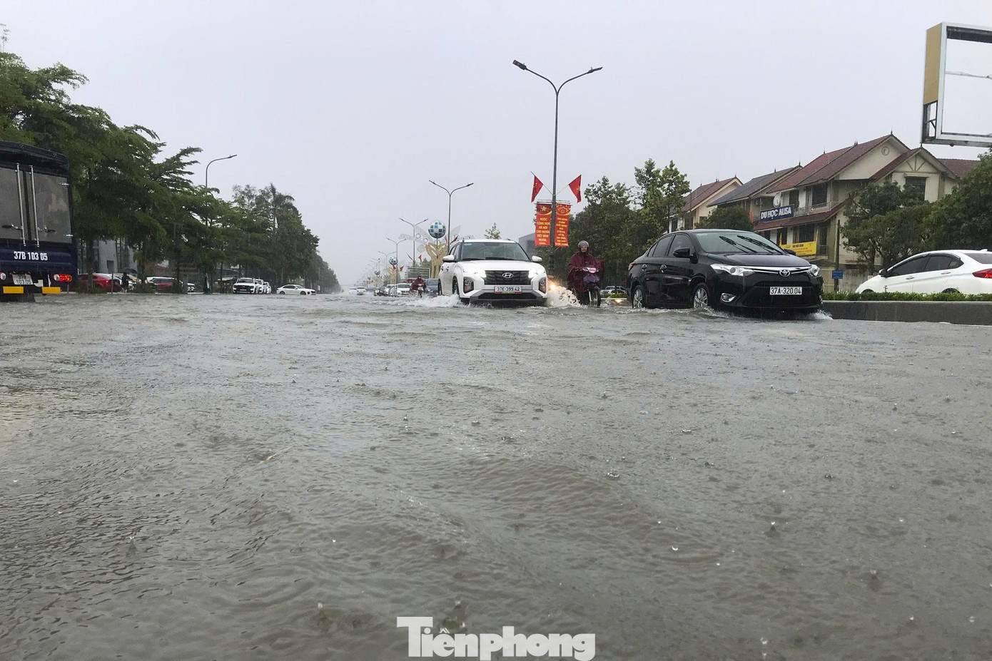 Nghệ An mưa trắng trời trước bão số 10- Ảnh 3.