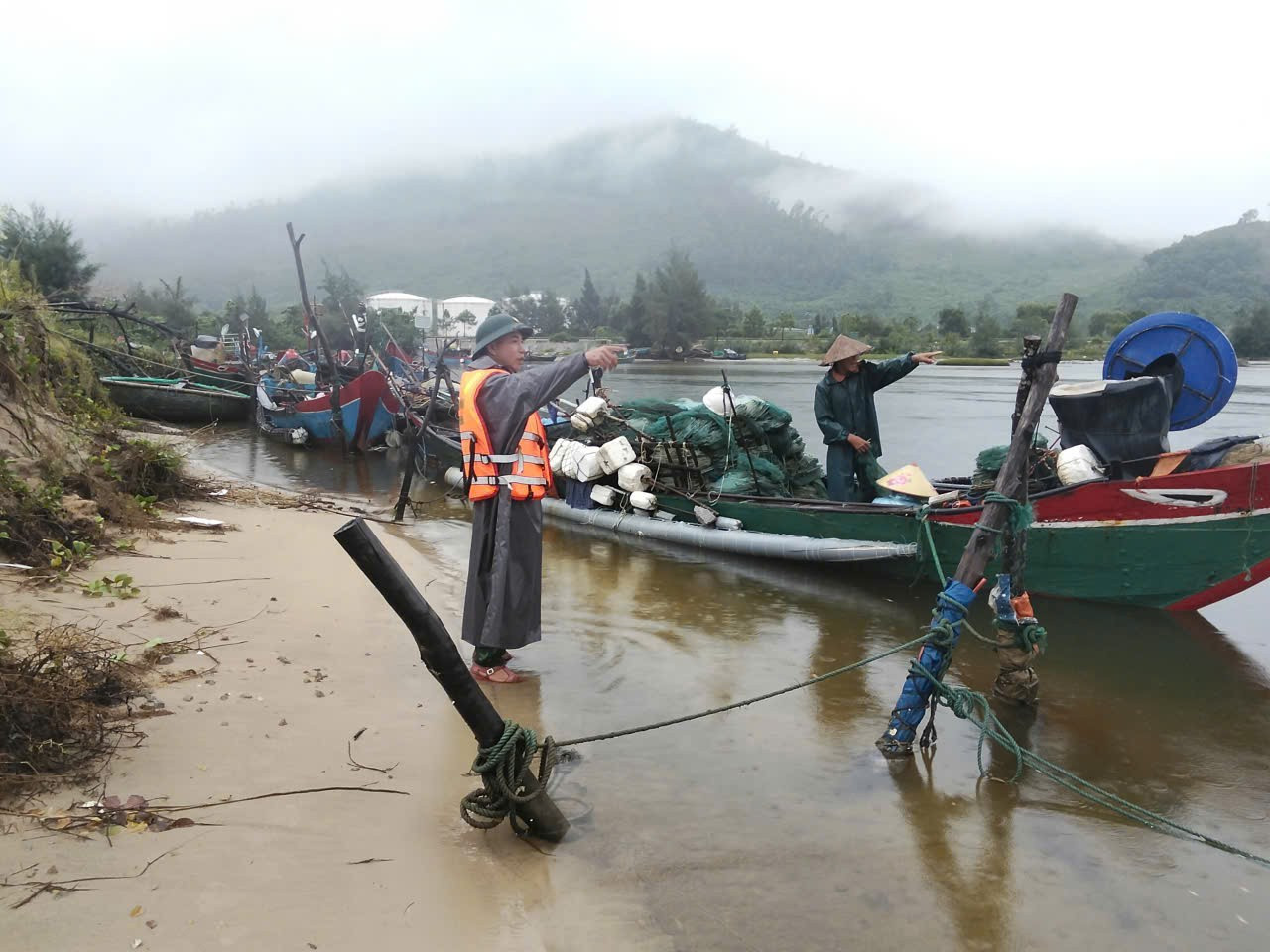 Huế, Đà Nẵng di dời dân tránh bão số 10; người dân Lý Sơn vội vã di chuyển lồng bè- Ảnh 1.