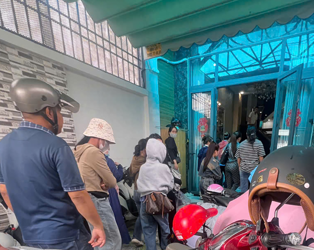 Vụ nghi vỡ hụi hơn 200 tỷ đồng ở TP.HCM: Cả trăm hụi viên "ăn dầm nằm dề, nằm lăn lóc" van xin suốt 3 ngày vẫn trắng tay- Ảnh 2.