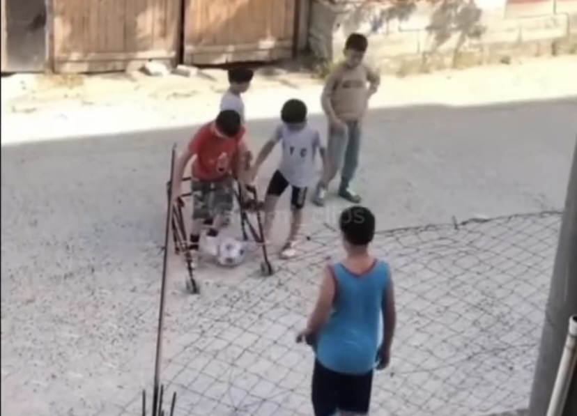 Bố mẹ những đứa trẻ này là ai? Thật muốn tặng hoa họ và nói rằng: "Anh chị dạy con tốt quá!'- Ảnh 1.