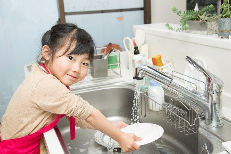 Con gái hỏi 1 câu khiến tôi sửng sốt: Thế hệ của tôi không bao giờ dám nói với bố mẹ như vậy!- Ảnh 1.