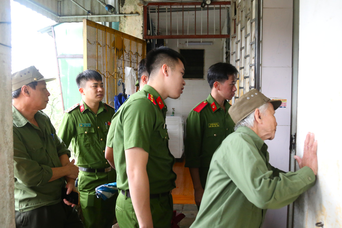 Chung cư 50 năm tuổi xuống cấp, công an gõ cửa từng nhà sơ tán dân tránh bão- Ảnh 2.