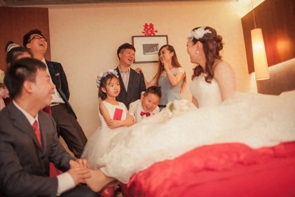 Giám đốc mời cưới con gái ở khách sạn 5 sao, sếp phó nhắc khéo "đừng bỏ phong bì dưới 3 triệu đồng"- Ảnh 1.