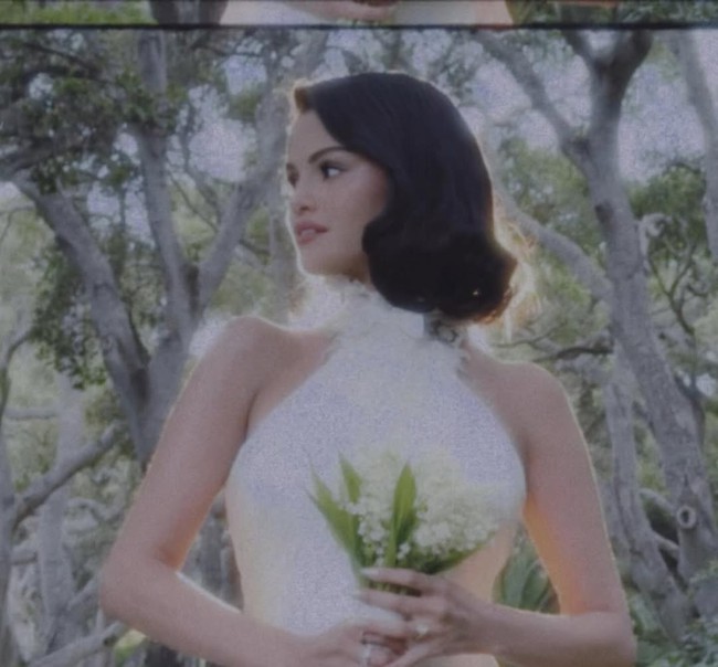Đồ cưới của vợ chồng Selena Gomez: “Đụng hàng” Taylor Swift, cô dâu cưới thật xinh gấp 10 lần cưới giả- Ảnh 2.