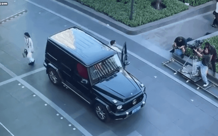 Tu 8 kiếp mới gặp được thiếu gia vừa đẹp vừa giàu cỡ này: Lái G63 từ đời vào phim, bảo sao Triệu Lộ Tư quyết lấy bằng được