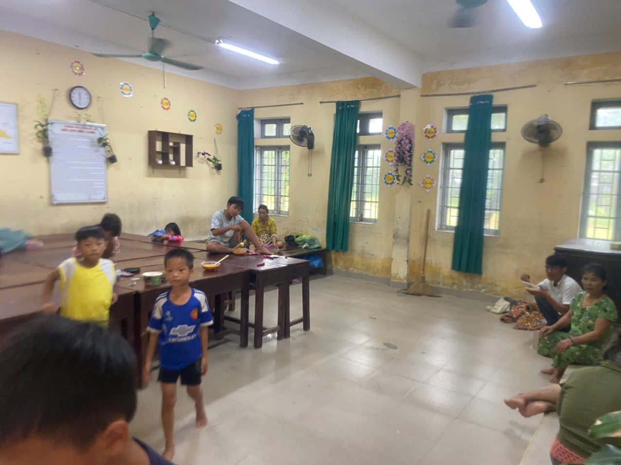 Người dân đặc khu Cồn Cỏ tay xách, nách mang xuống hầm tránh bão số 10 Bualoi- Ảnh 8.