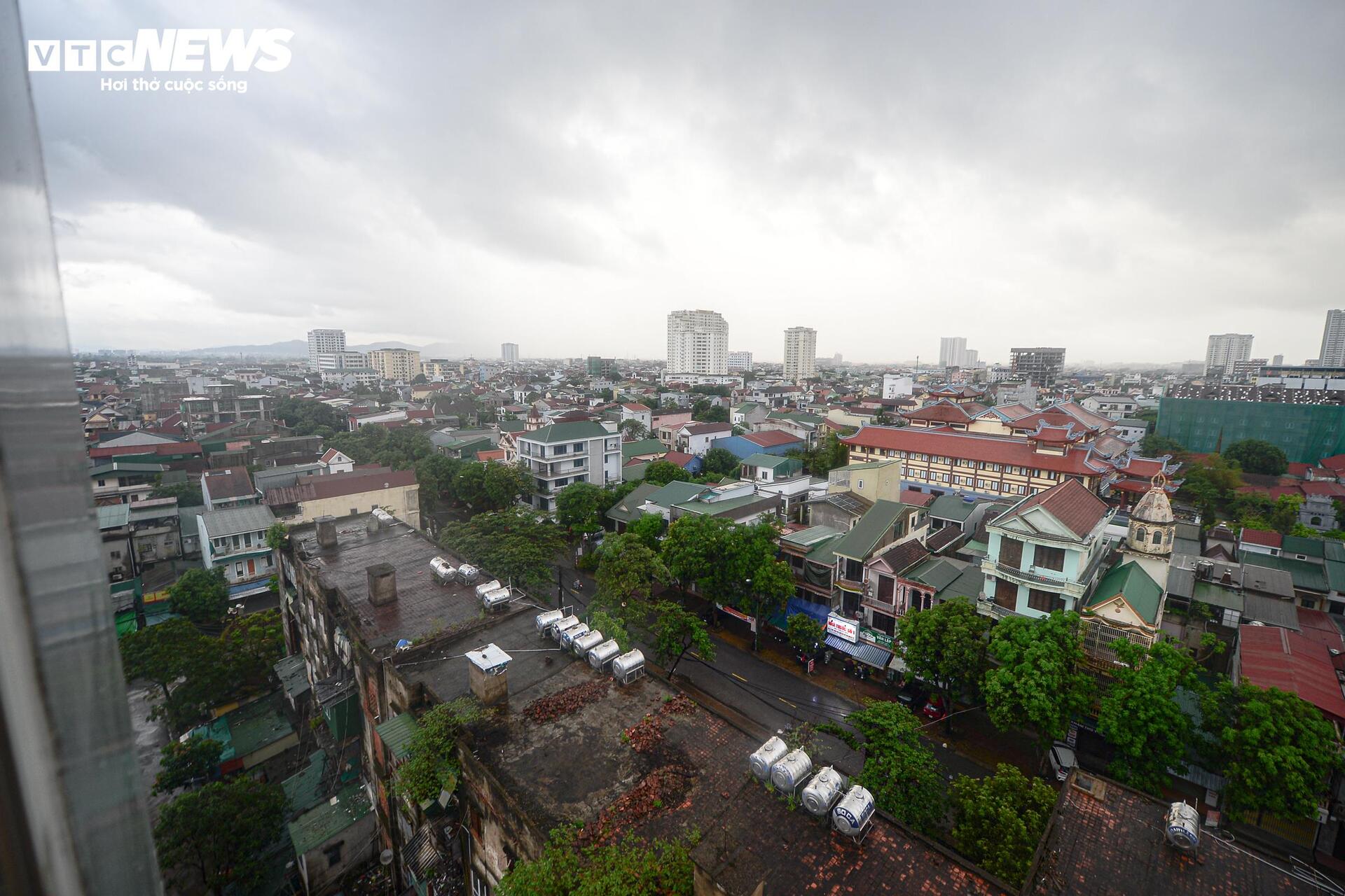 Hàng quán 'cửa đóng then cài', người Nghệ An hối hả ứng phó bão Bualoi- Ảnh 1.