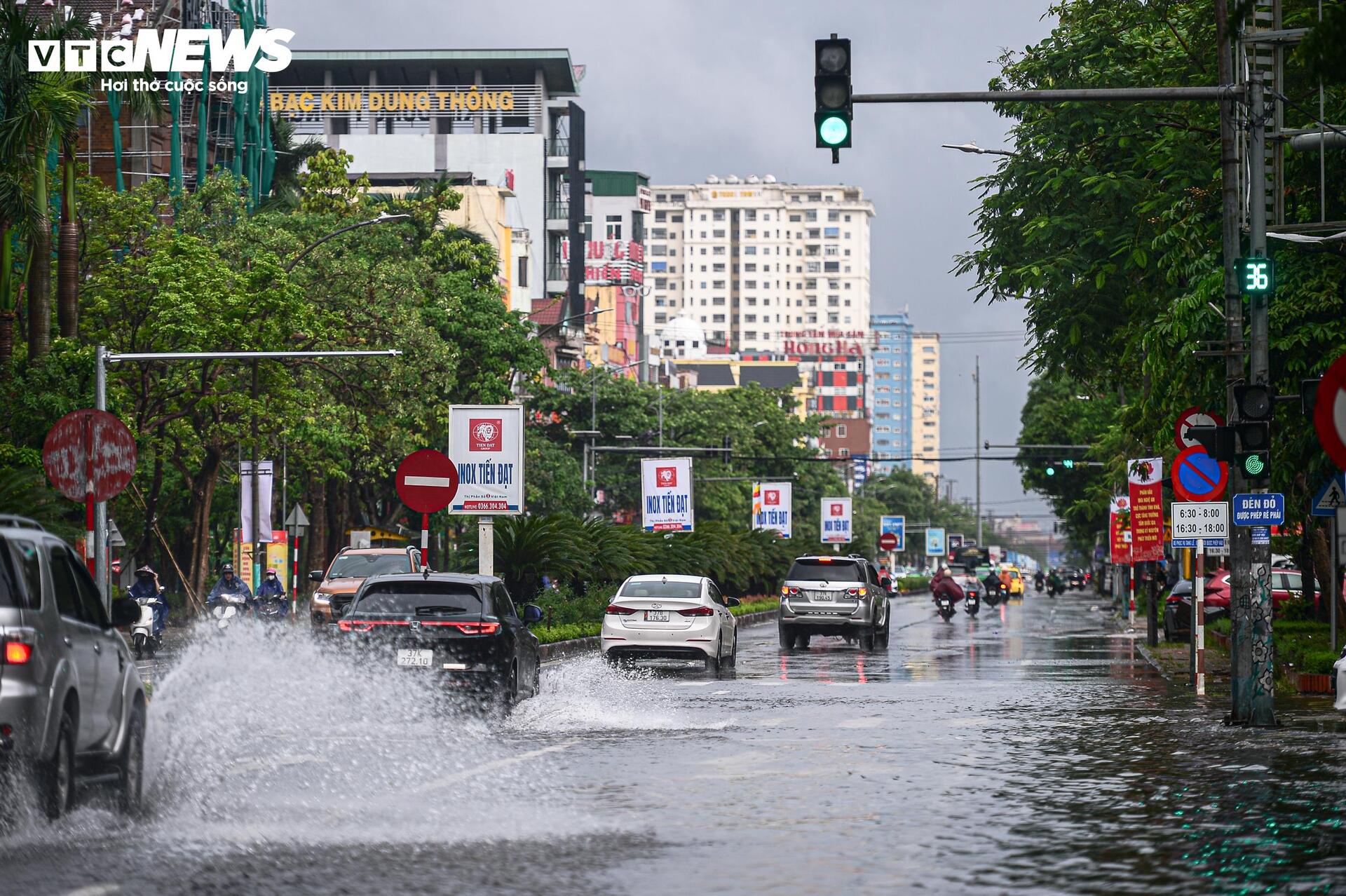 Hàng quán 'cửa đóng then cài', người Nghệ An hối hả ứng phó bão Bualoi- Ảnh 19.