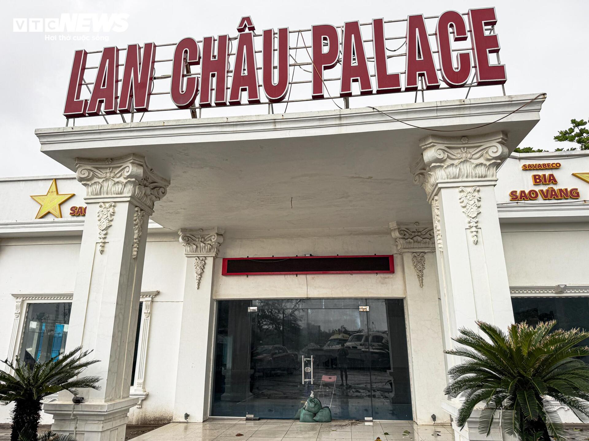 Hàng quán 'cửa đóng then cài', người Nghệ An hối hả ứng phó bão Bualoi- Ảnh 11.