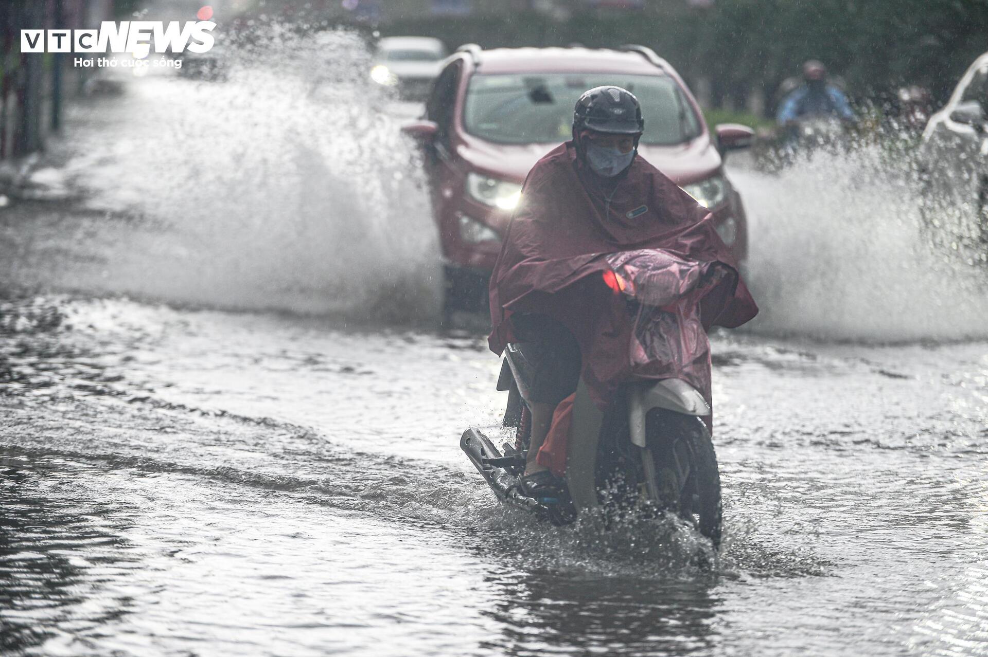 Bão số 10 càng gần bờ càng mạnh, chỉ còn cách Đà Nẵng 100km; Huế cấm người dân ra đường- Ảnh 2.