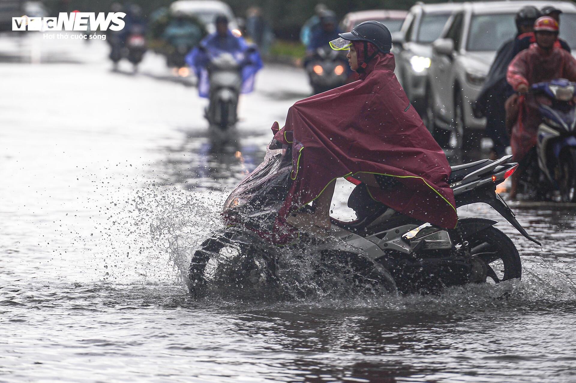 Bão số 10 càng gần bờ càng mạnh, chỉ còn cách Đà Nẵng 100km; Huế cấm người dân ra đường- Ảnh 4.