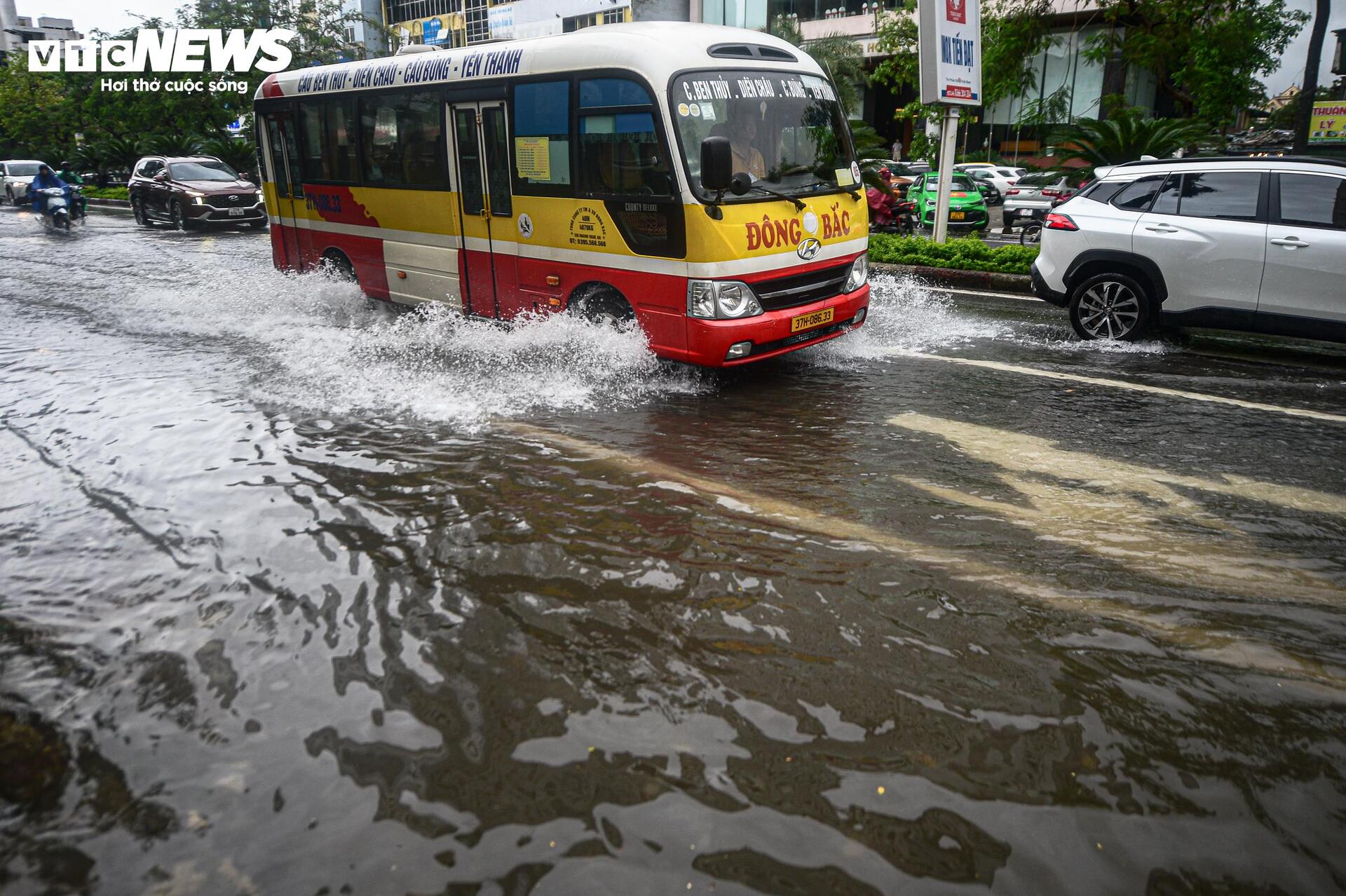 Bão số 10 càng gần bờ càng mạnh, chỉ còn cách Đà Nẵng 100km; Huế cấm người dân ra đường- Ảnh 5.