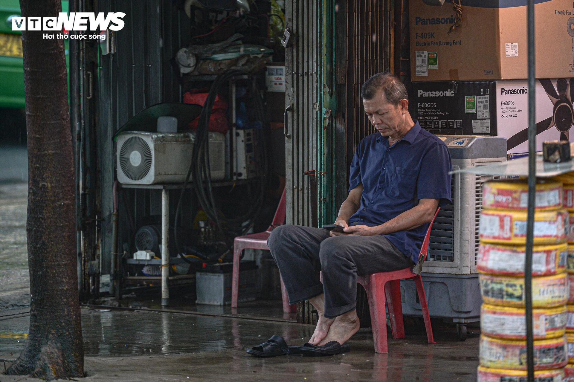 Hàng quán 'cửa đóng then cài', người Nghệ An hối hả ứng phó bão Bualoi- Ảnh 13.
