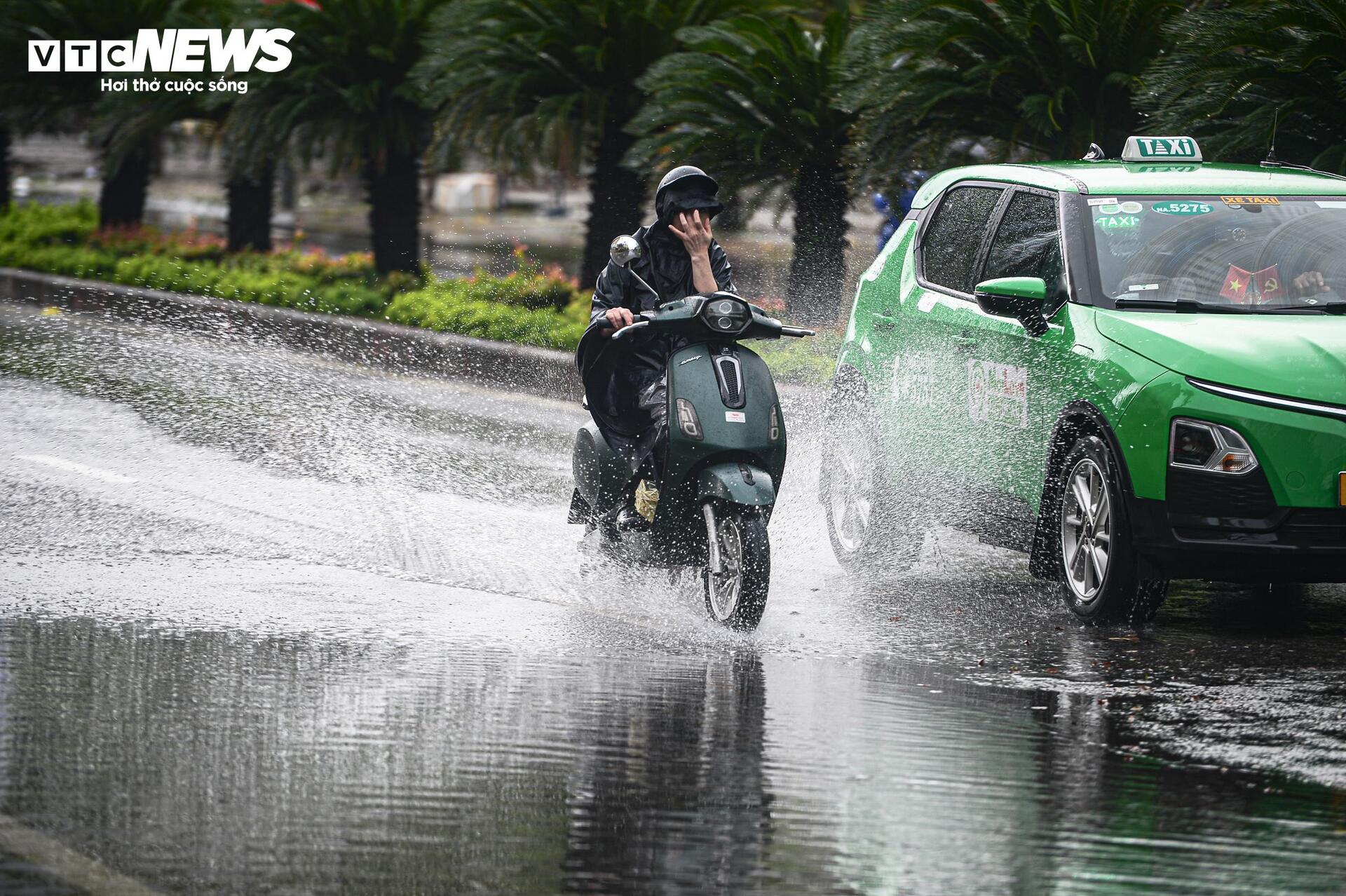Bão số 10 càng gần bờ càng mạnh, chỉ còn cách Đà Nẵng 100km; Huế cấm người dân ra đường- Ảnh 8.