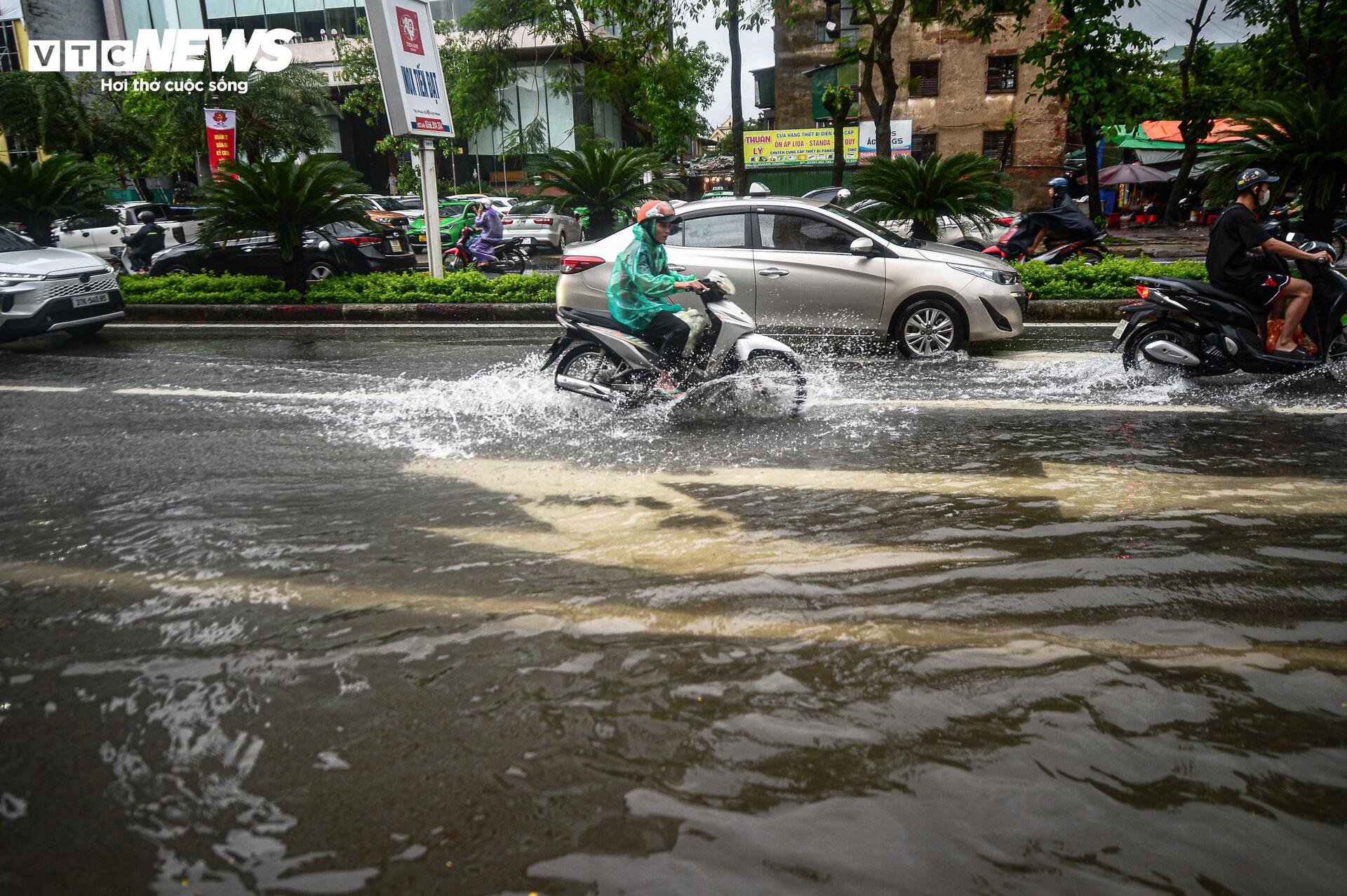 Bão số 10 càng gần bờ càng mạnh, chỉ còn cách Đà Nẵng 100km; Huế cấm người dân ra đường- Ảnh 9.