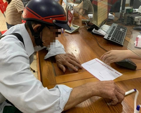 Cụ &ocirc;ng r&uacute;t sổ tiết kiệm 260 triệu đồng tại Agribank để chuyển khoản: C&ocirc;ng an lập tức c&oacute; mặt, y&ecirc;u cầu ngừng giao dịch- Ảnh 1.