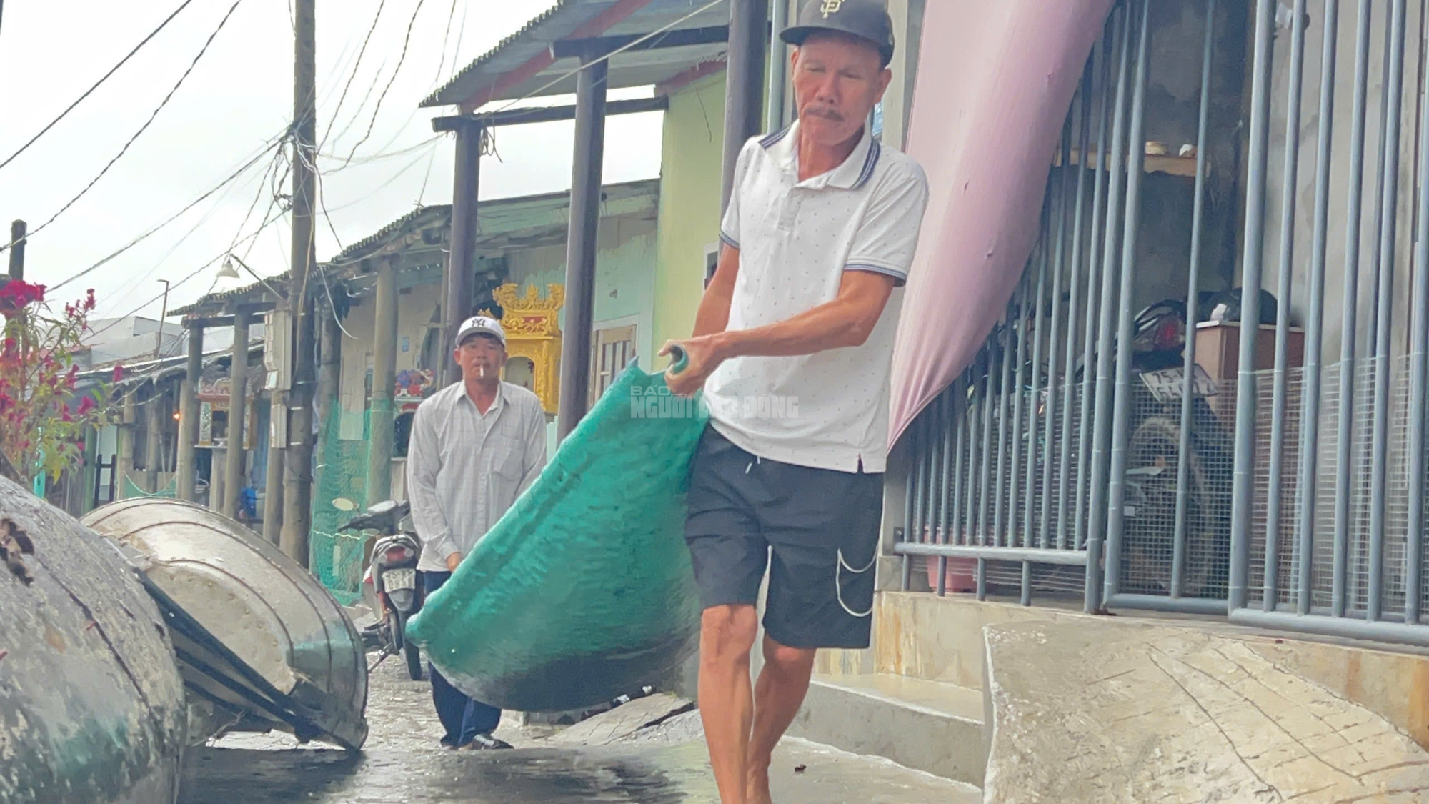 Bão số 10 càng gần bờ càng mạnh, chỉ còn cách Đà Nẵng 100km; Huế cấm người dân ra đường- Ảnh 15.