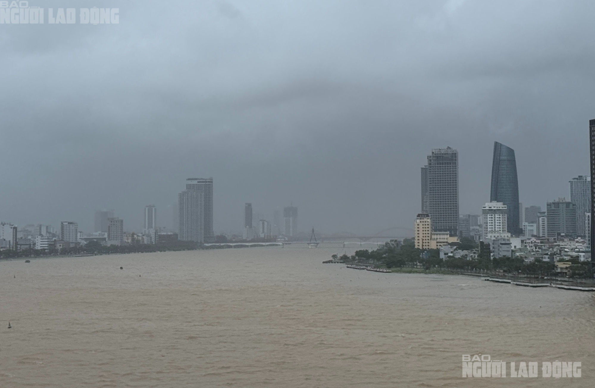 Đà Nẵng: Mưa lớn từng cơn do ảnh hưởng bão số 10 Bualoi, gió rít nhẹ- Ảnh 5.