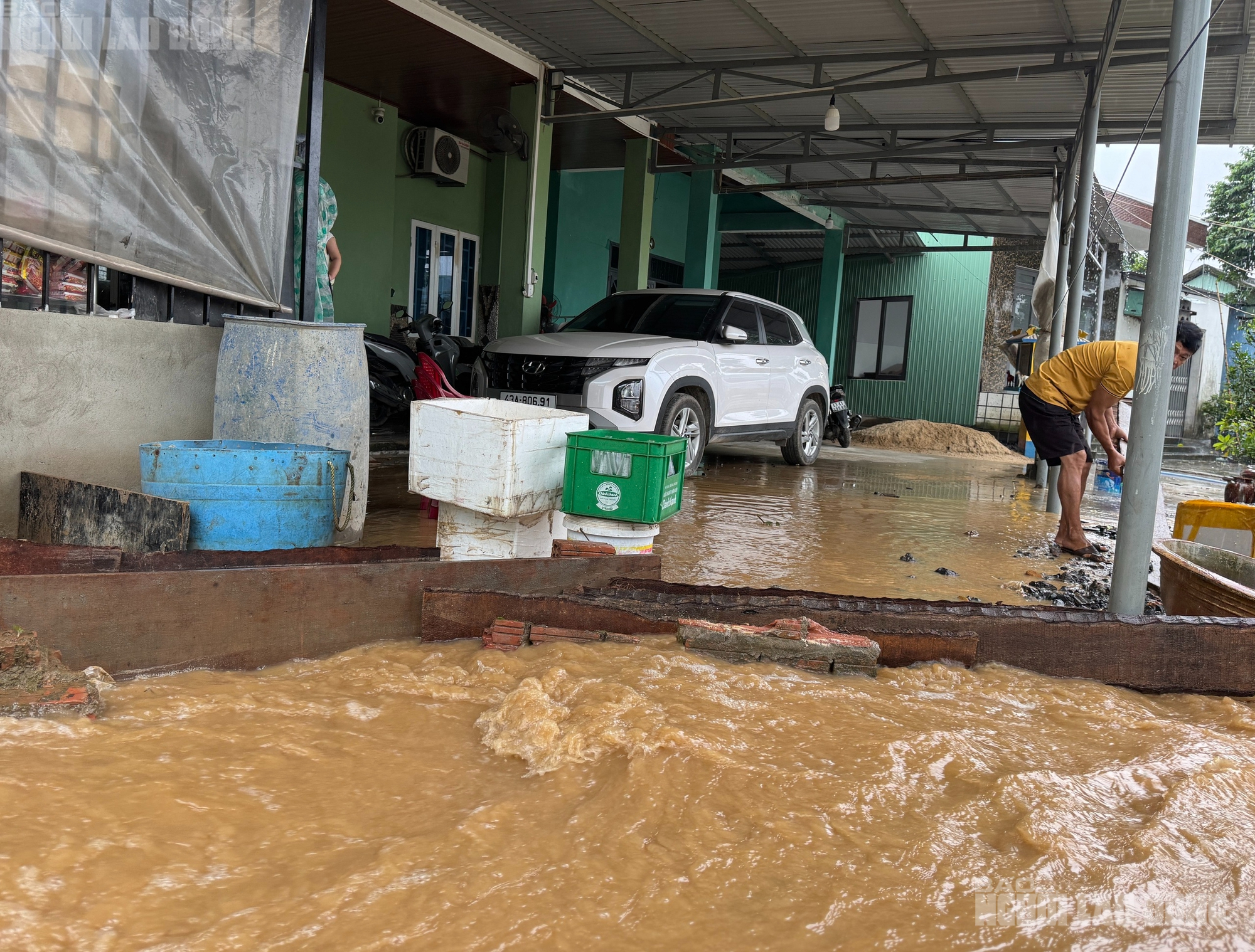 Đà Nẵng: Mưa lớn từng cơn do ảnh hưởng bão số 10 Bualoi, gió rít nhẹ- Ảnh 12.