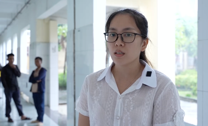 Vụ 40 học sinh ngộ độc: Nữ phó hiệu trưởng nói gì về clip "ngăn học sinh đi viện" gây tranh cãi?- Ảnh 1.