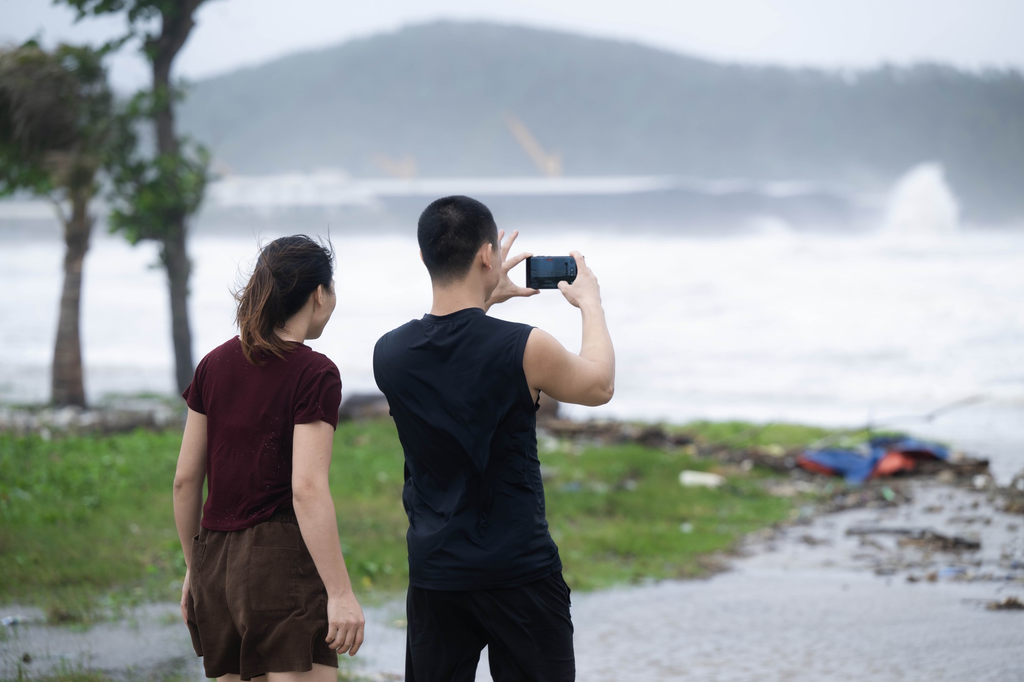 Nguy hiểm rình rập, người dân Nghệ An vẫn đứng sát mép sóng chờ “xem bão”- Ảnh 5.