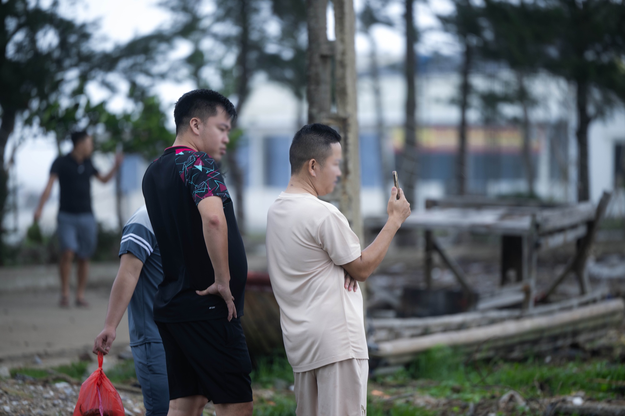 Nguy hiểm rình rập, người dân Nghệ An vẫn đứng sát mép sóng chờ “xem bão”- Ảnh 13.