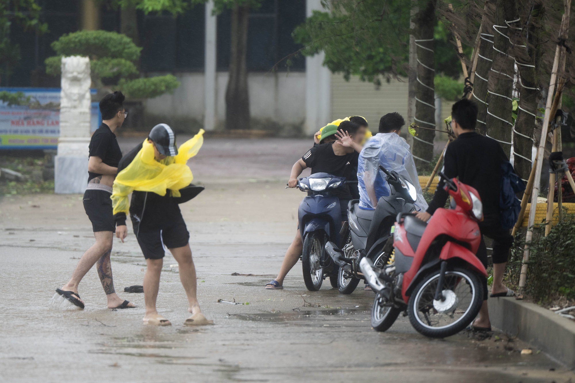 Nguy hiểm rình rập, người dân Nghệ An vẫn đứng sát mép sóng chờ “xem bão”- Ảnh 12.