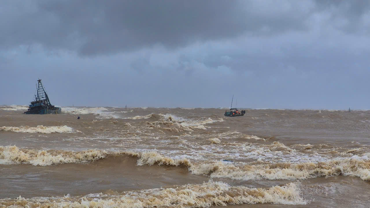 Bão số 10 di chuyển lệch về phía Bắc: Có nơi đã sạt lở và ngập lụt, nhiều nhà dân tan hoang vì lốc xoáy- Ảnh 8.