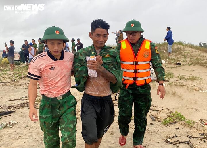 Những người hùng đưa thuyền vượt sóng dữ cứu 7 người vụ chìm tàu ở Quảng Trị- Ảnh 3.