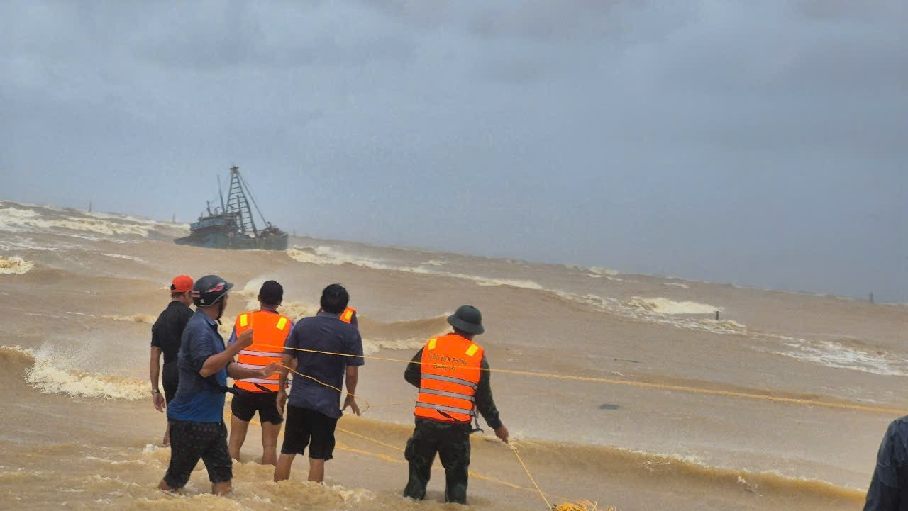 186 chuyến bay bị ảnh hưởng, đường sắt Bắc - Nam gãy ray vì bão Bualoi- Ảnh 1.