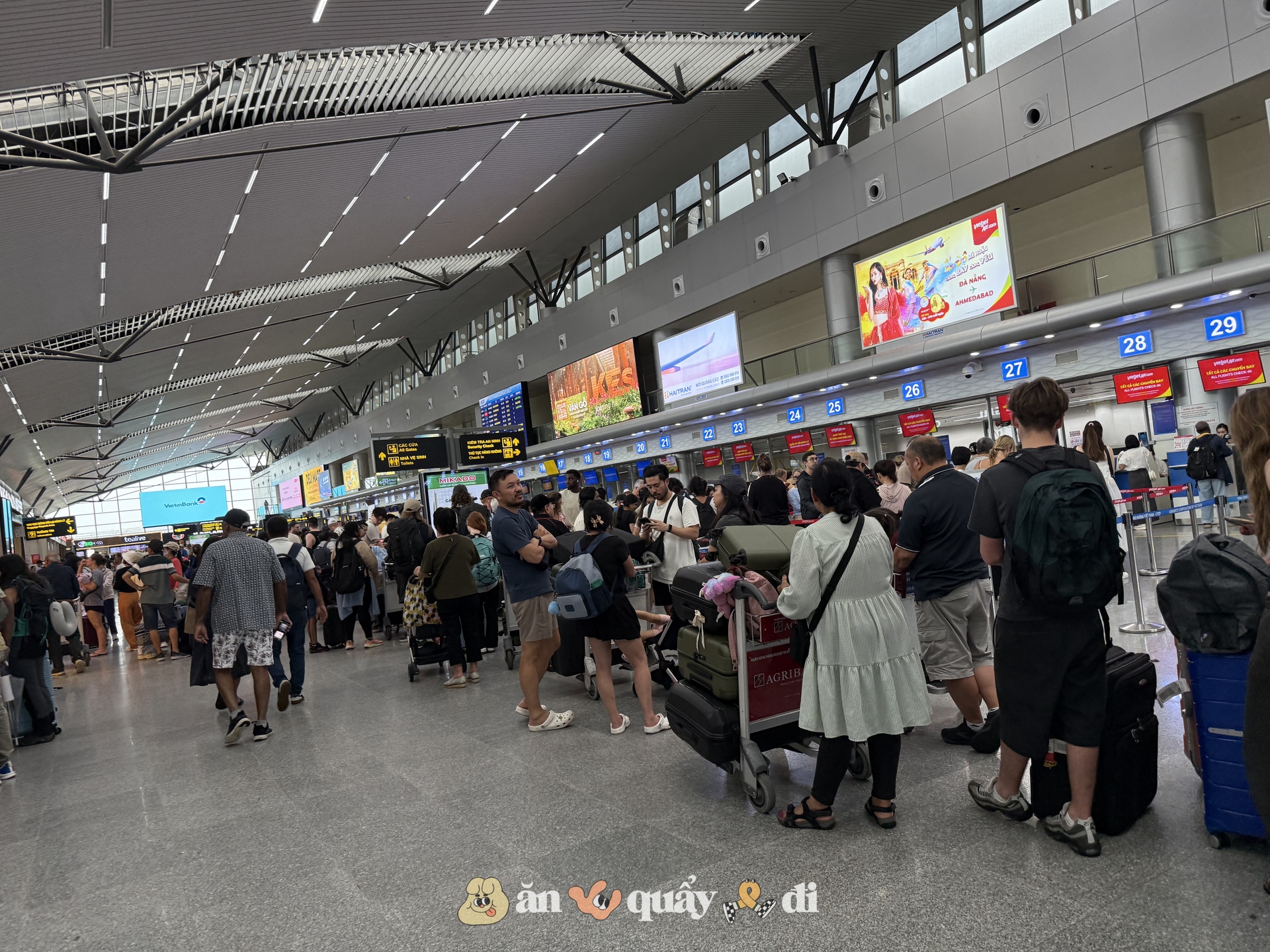 Cảnh tượng dòng người nối dài tại sân bay Đà Nẵng khi các chuyến bay hoạt động trở lại- Ảnh 1.