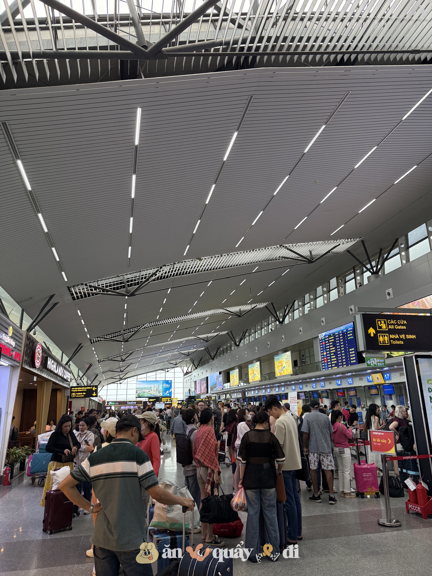 Cảnh tượng dòng người nối dài tại sân bay Đà Nẵng khi các chuyến bay hoạt động trở lại- Ảnh 6.