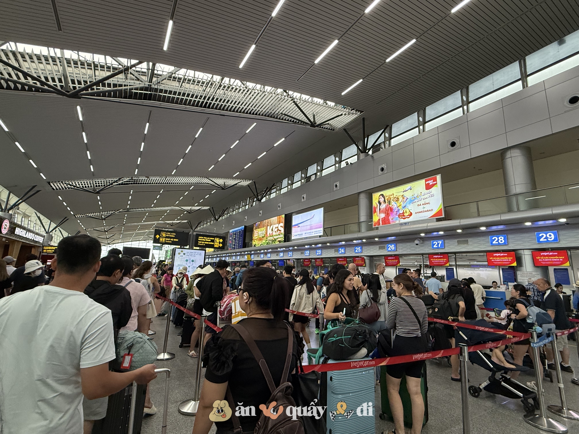 Cảnh tượng dòng người nối dài tại sân bay Đà Nẵng khi các chuyến bay hoạt động trở lại- Ảnh 4.