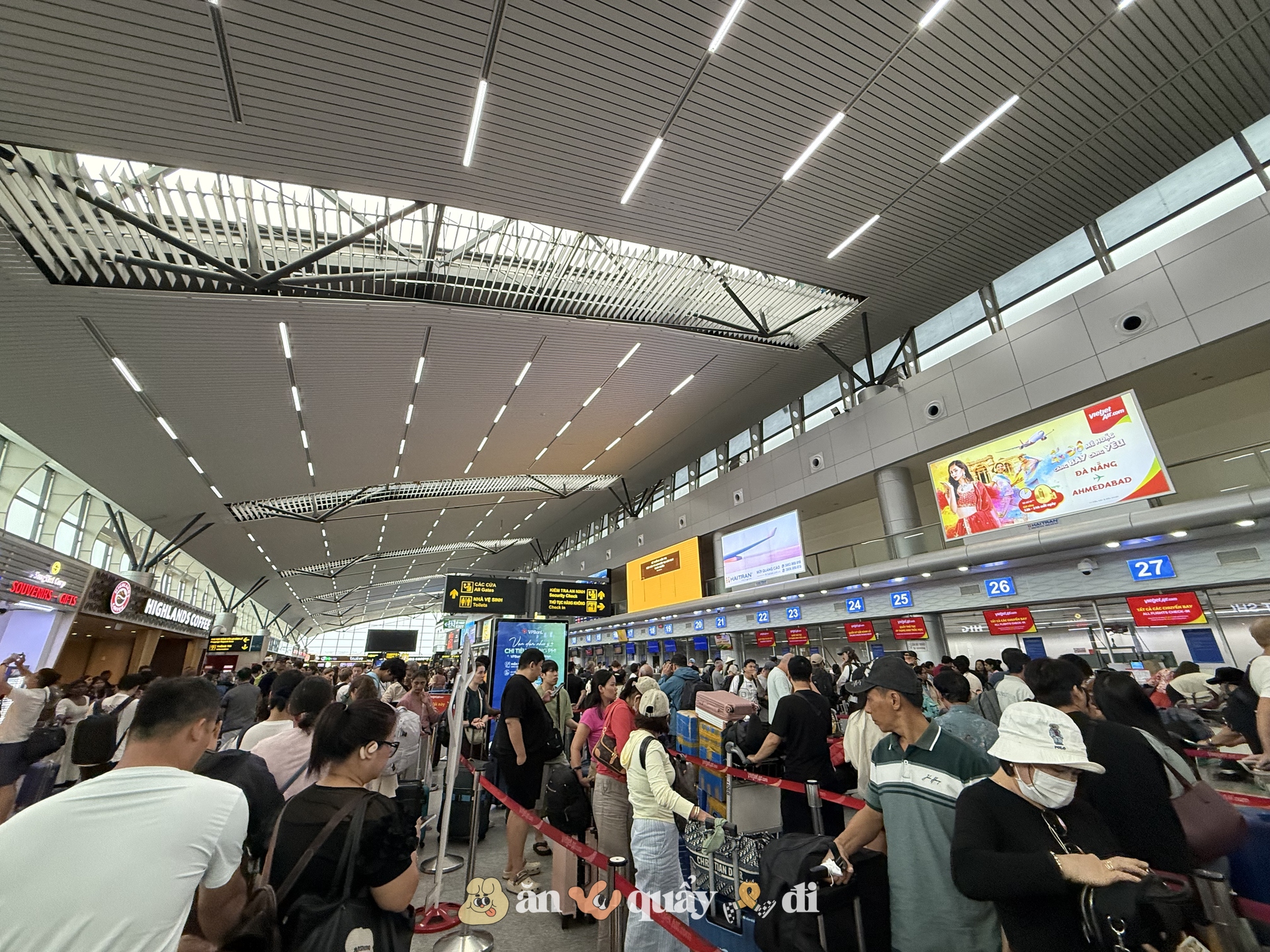 Cảnh tượng dòng người nối dài tại sân bay Đà Nẵng khi các chuyến bay hoạt động trở lại- Ảnh 3.