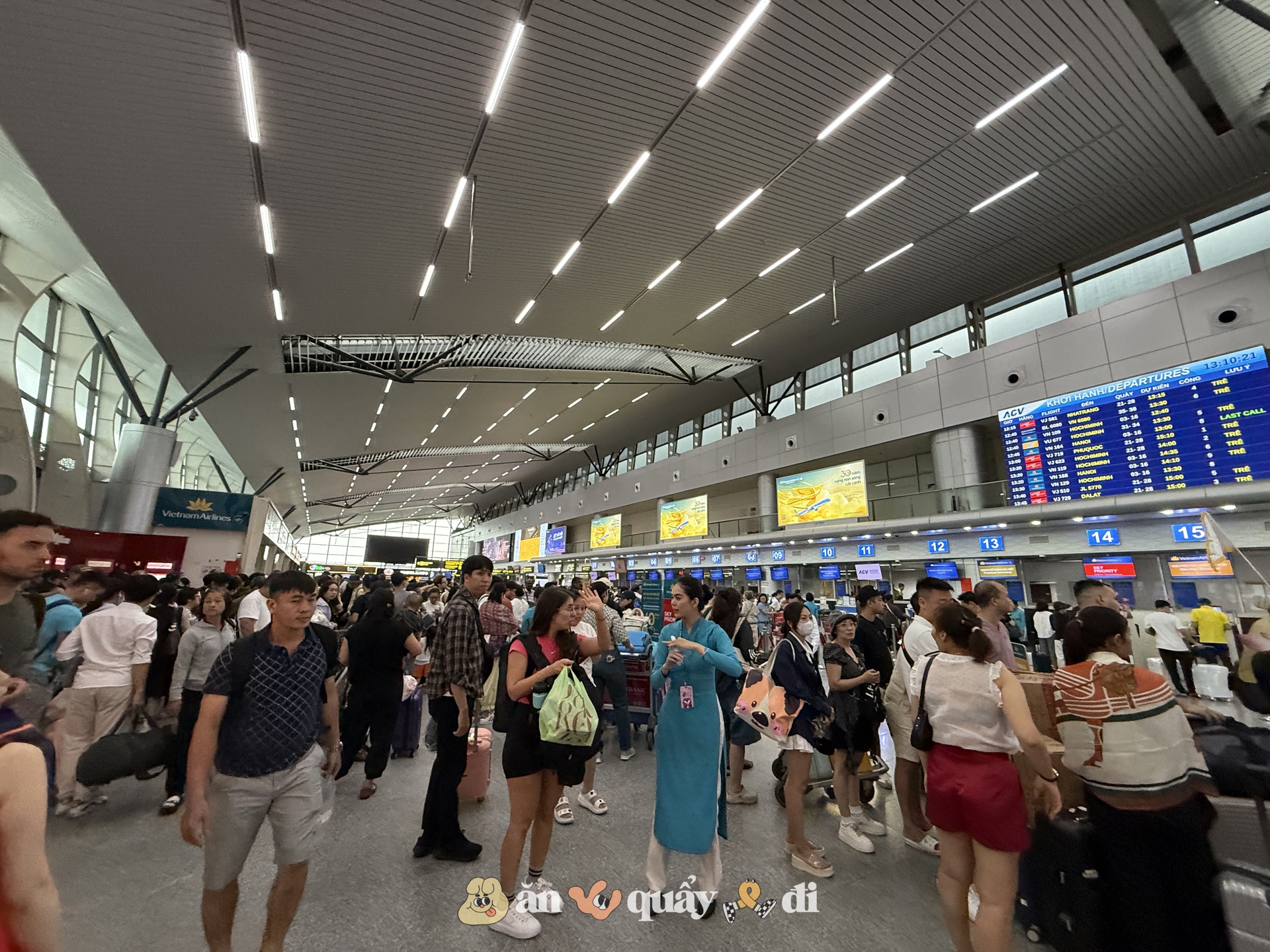 Cảnh tượng dòng người nối dài tại sân bay Đà Nẵng khi các chuyến bay hoạt động trở lại- Ảnh 7.