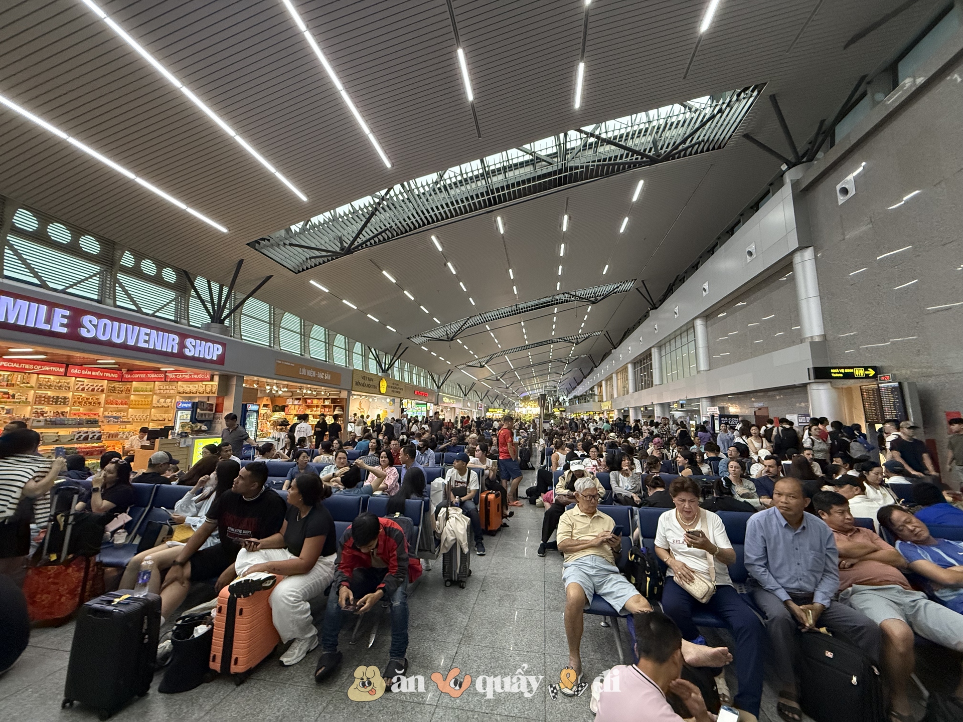 Cảnh tượng dòng người nối dài tại sân bay Đà Nẵng khi các chuyến bay hoạt động trở lại- Ảnh 15.