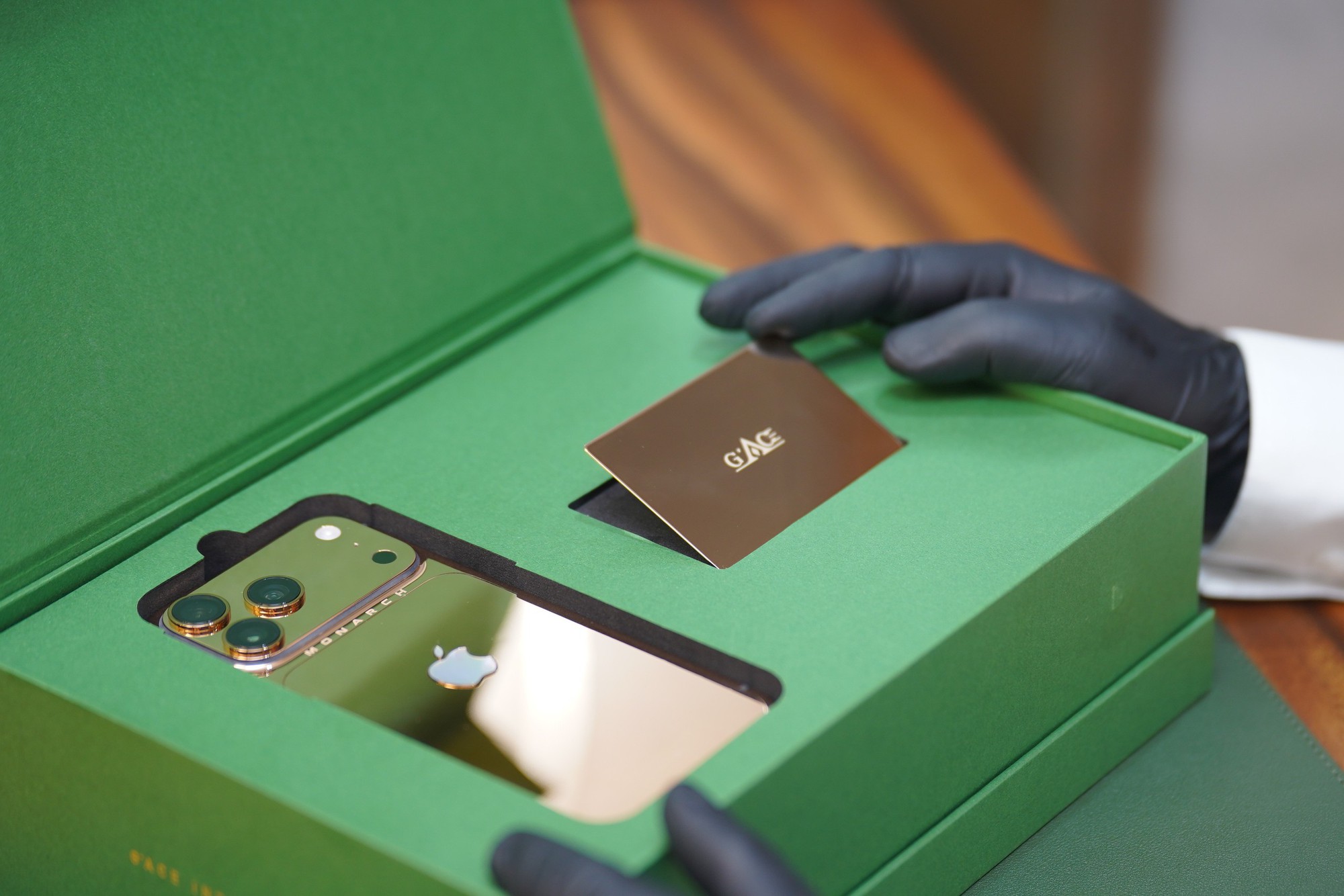 iPhone Air đã có phiên bản giới hạn sau khi mở bán được 1 tuần: Mạ xanh ngọc lục bảo, do nghệ nhân Việt chế tác- Ảnh 12.