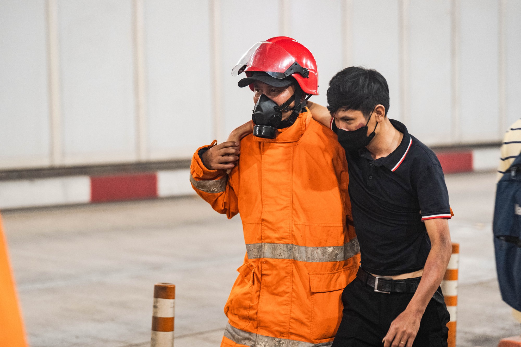 Tận thấy tình huống giả định cháy nổ giữa hầm sông Sài Gòn: Hàng chục người mắc kẹt, khói độc dày đặc- Ảnh 12.