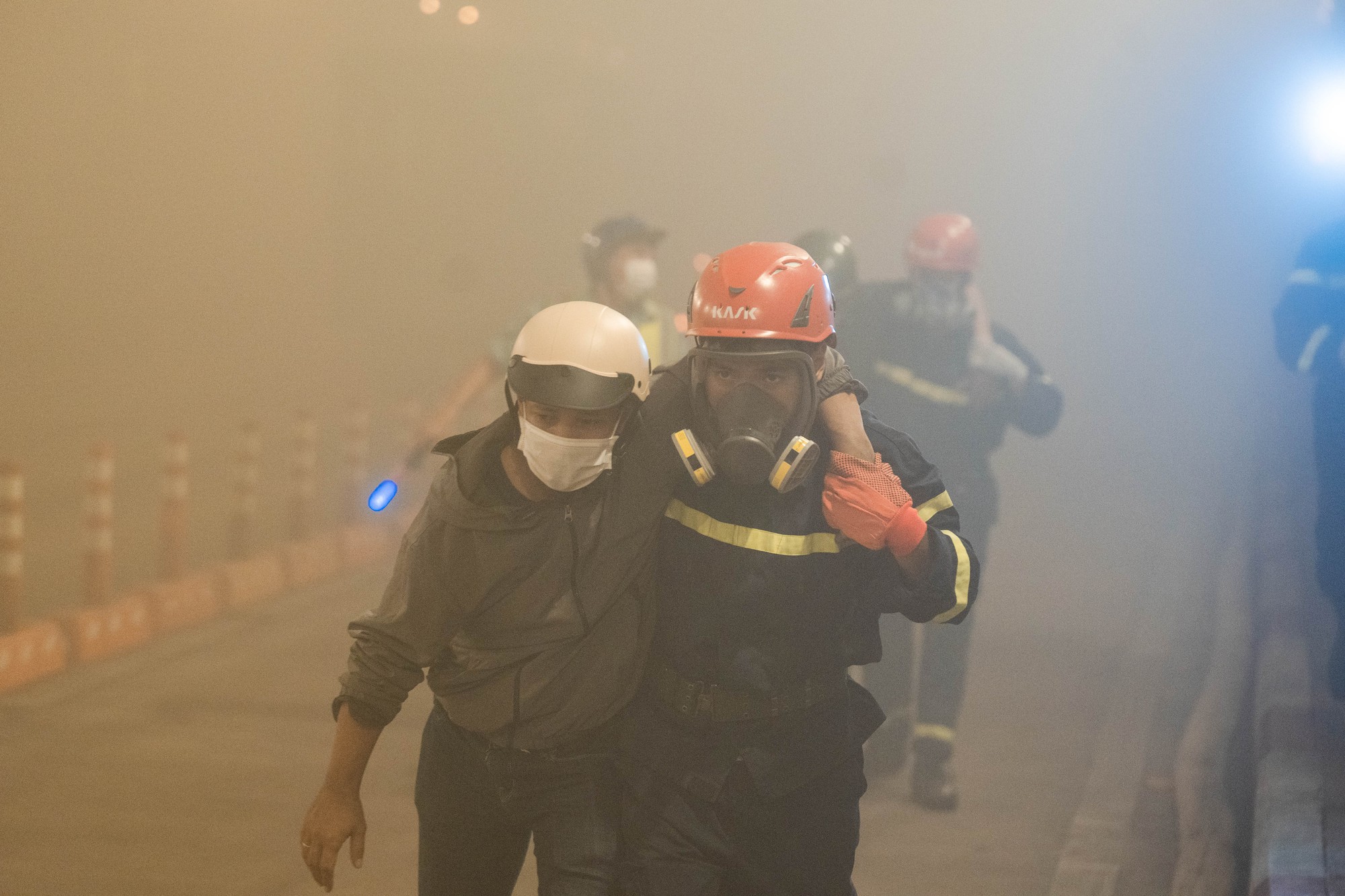 Tận thấy tình huống giả định cháy nổ giữa hầm sông Sài Gòn: Hàng chục người mắc kẹt, khói độc dày đặc- Ảnh 3.
