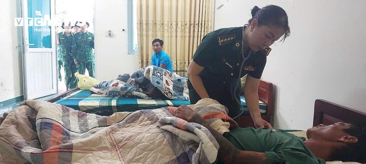 Những người hùng đưa thuyền vượt sóng dữ cứu 7 người vụ chìm tàu ở Quảng Trị- Ảnh 4.