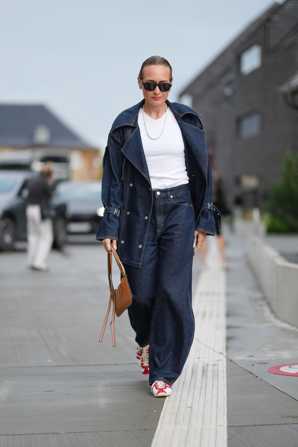 8 xu hướng denim "đốt cháy" Thu/Đông này: Đừng dại dột mặc skinny jeans nếu CHƯA BIẾT điều này!- Ảnh 1.