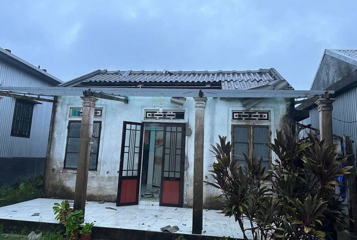 Bão Bualoi chưa đổ bộ, lốc xoáy đã cuốn bay hơn 70 mái nhà ở Huế- Ảnh 1.