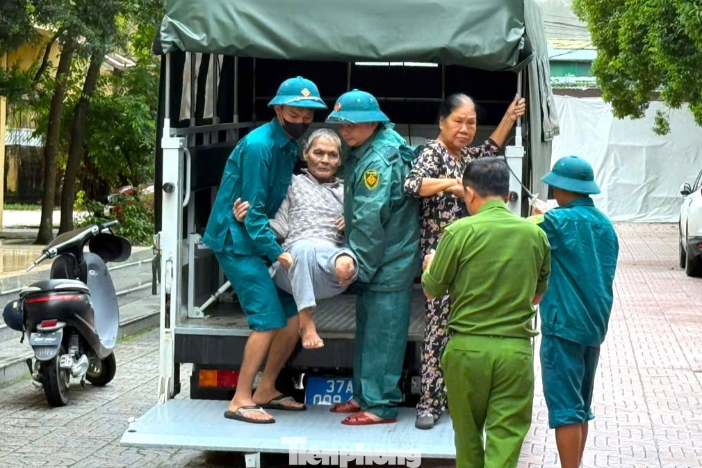 Chung cư 50 năm tuổi xuống cấp, công an gõ cửa từng nhà sơ tán dân tránh bão- Ảnh 13.