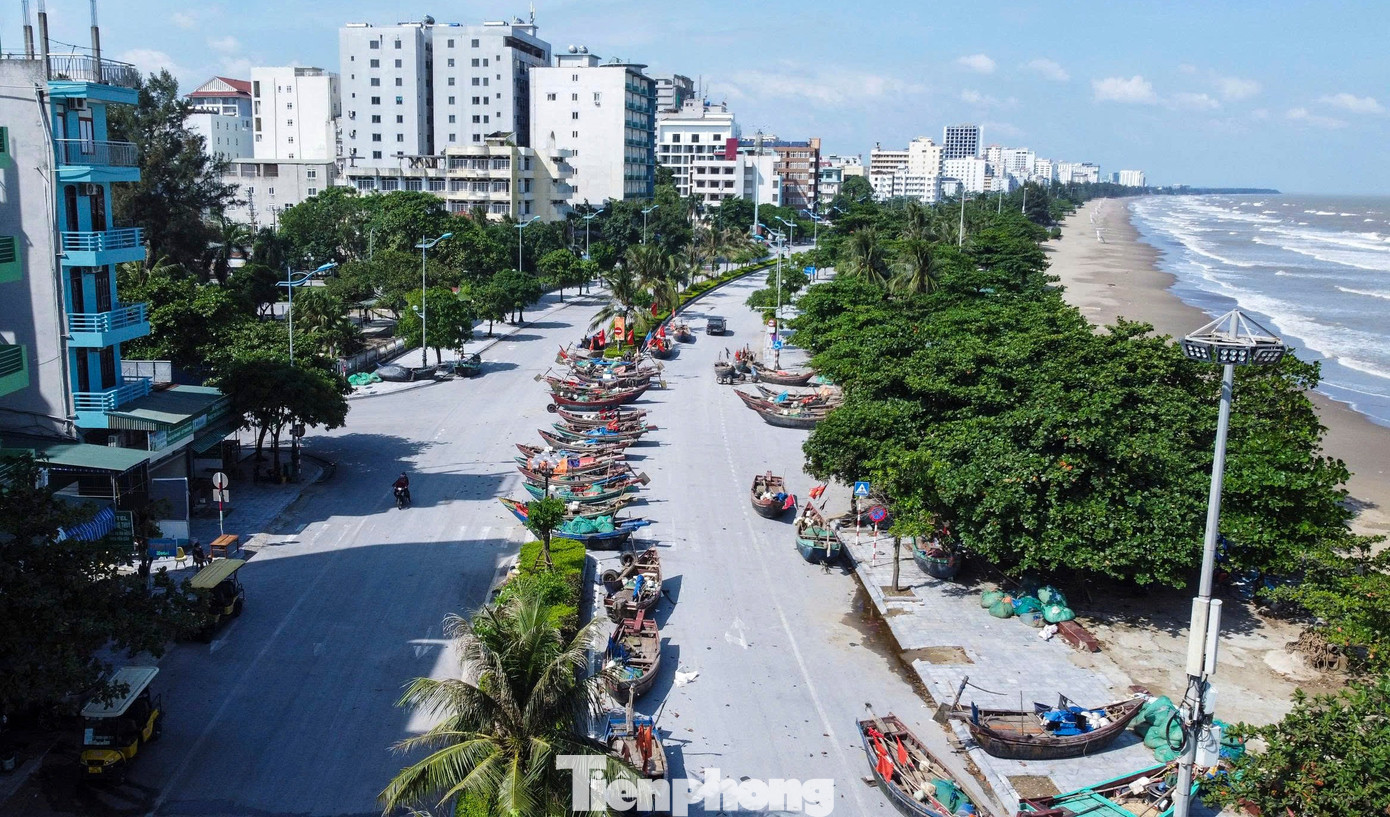 Ngư dân lo 'chạy' bão, du khách vẫn tắm biển Sầm Sơn- Ảnh 4.