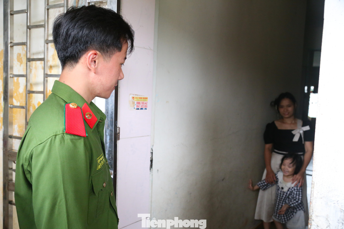 Chung cư 50 năm tuổi xuống cấp, công an gõ cửa từng nhà sơ tán dân tránh bão- Ảnh 6.