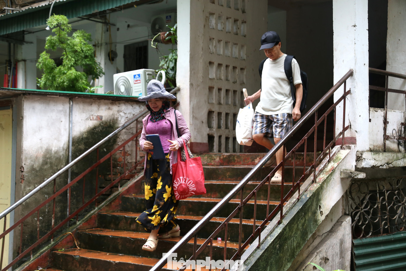 Chung cư 50 năm tuổi xuống cấp, công an gõ cửa từng nhà sơ tán dân tránh bão- Ảnh 9.