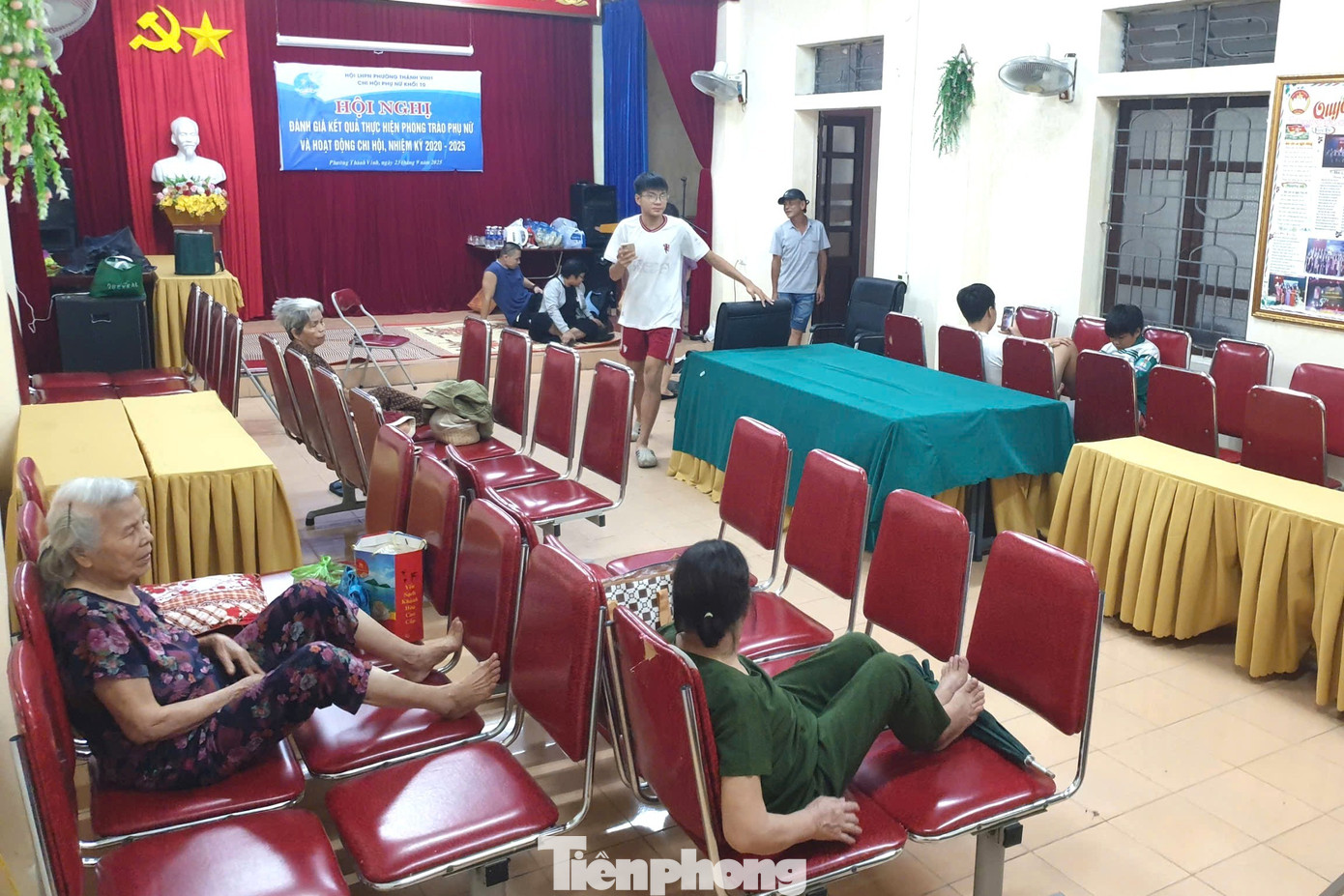 Chung cư 50 năm tuổi xuống cấp, công an gõ cửa từng nhà sơ tán dân tránh bão- Ảnh 14.