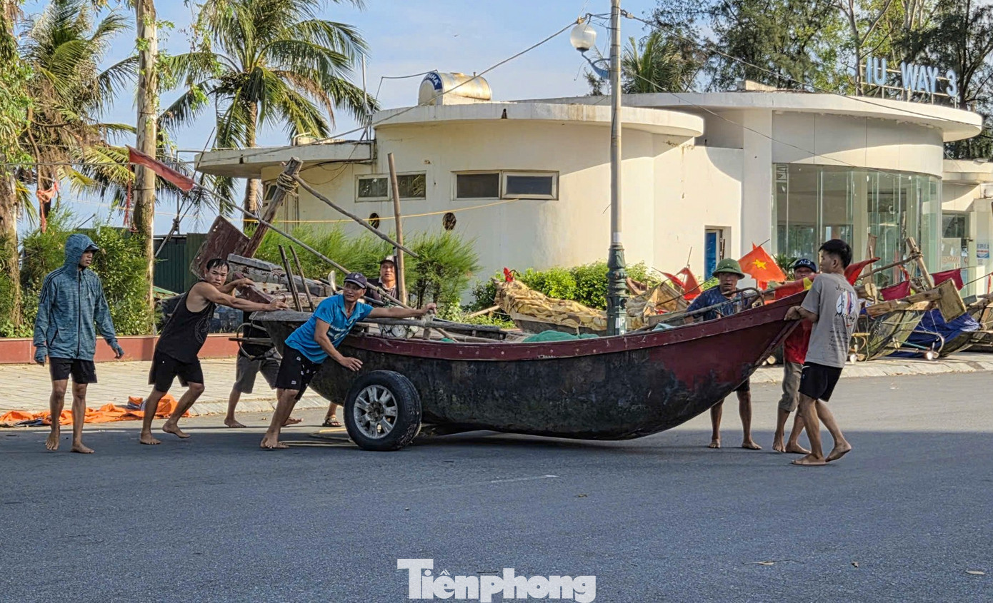 Ngư dân lo 'chạy' bão, du khách vẫn tắm biển Sầm Sơn- Ảnh 3.