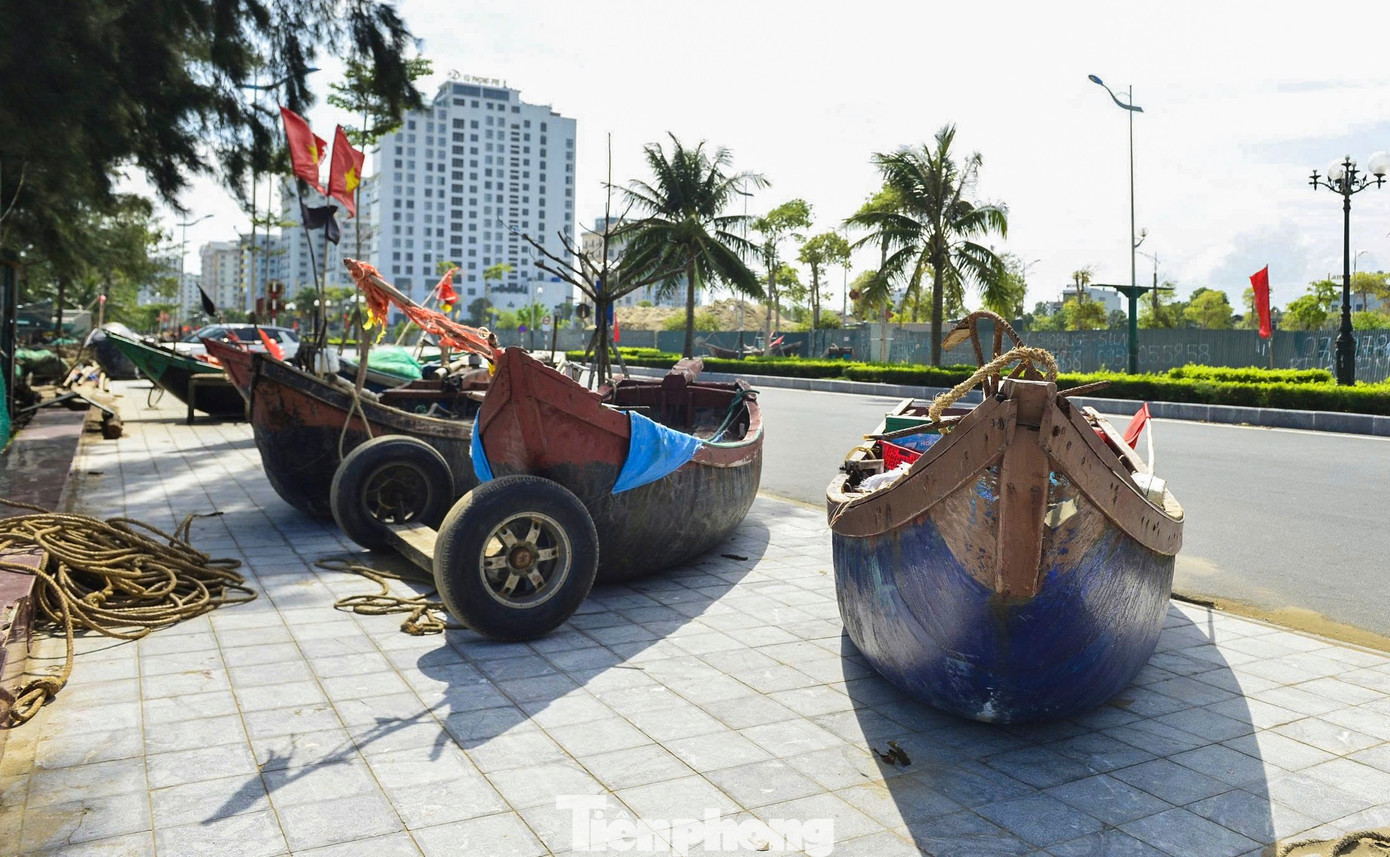 Ngư dân lo 'chạy' bão, du khách vẫn tắm biển Sầm Sơn- Ảnh 9.